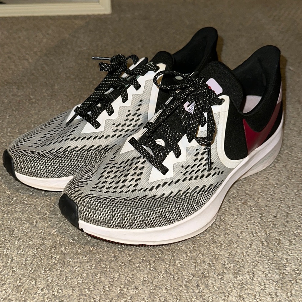 Women’s 9.5 nike zoom sneakers